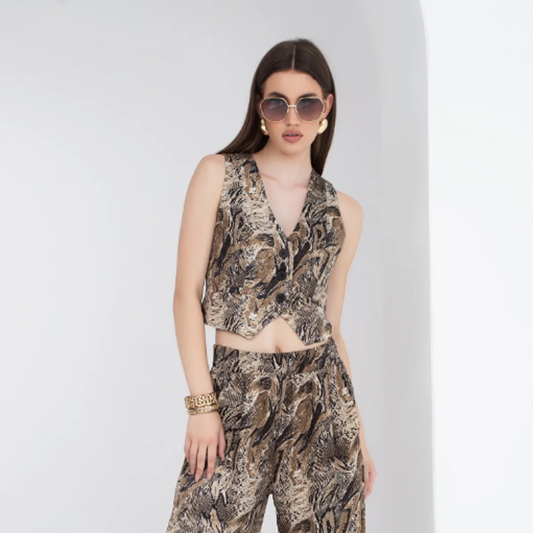 Vesta eleganta cu nasturi