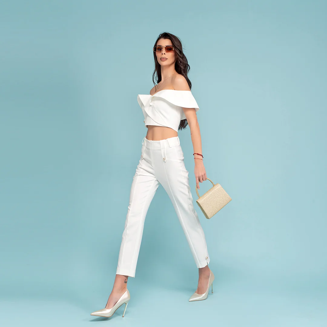 Pantaloni drepti cu croială scurtă